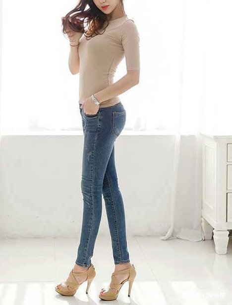 显高显瘦 罗马高跟鞋,搭配牛仔裤,修饰腿部线条美感,时髦十足