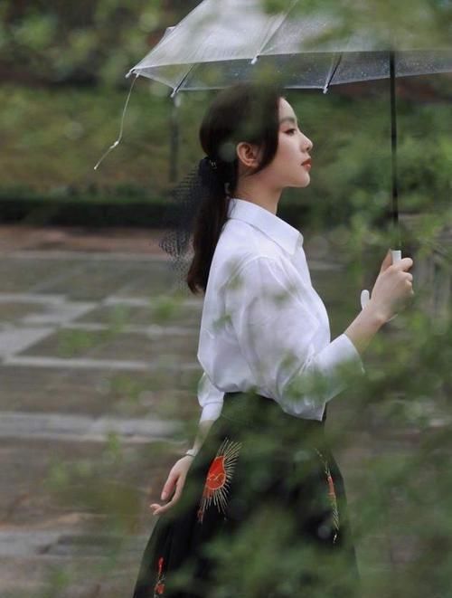 女人别再披头散发了，太显老！今年流行这5种发型，减龄显脸小