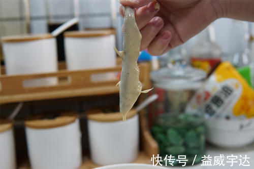 炸鱼时，挂糊用面粉还是淀粉？都不对，记住挂糊的方法，酥香鲜嫩