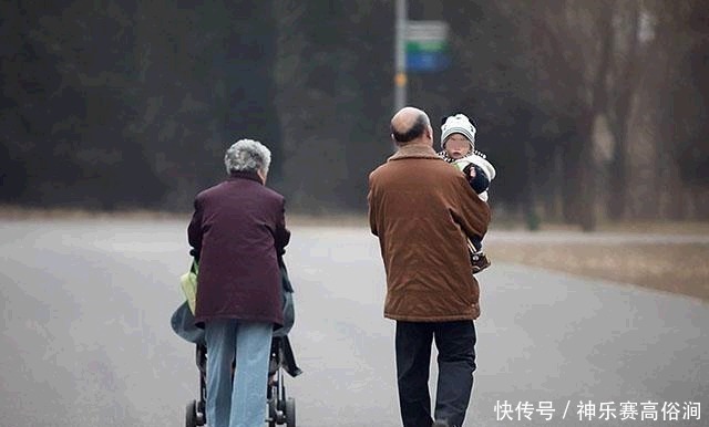 老妈|婆婆拒绝带娃,直言“谁生的谁带,我没义务”夫妻俩听后被点醒