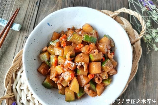 中年|秋天吃它“赛人参”,只要1块钱一斤,简单一焖比吃肉还过瘾!