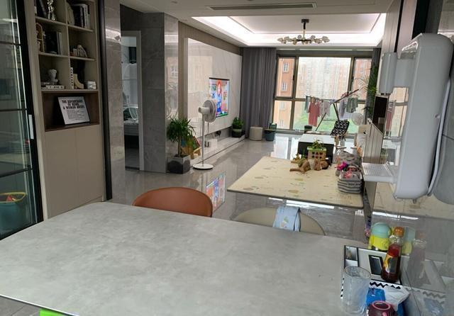 墙砖|搬新家入住一个月,整个空间灰色调很耐看,墙面贴瓷砖非常耐脏