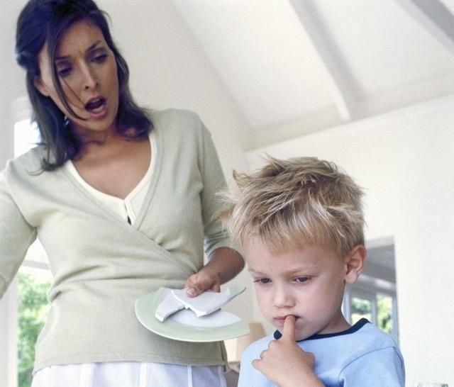 张女士|真机智妈妈将录音笔缝进孩子衣服,终于知道孩子为啥性情大变了