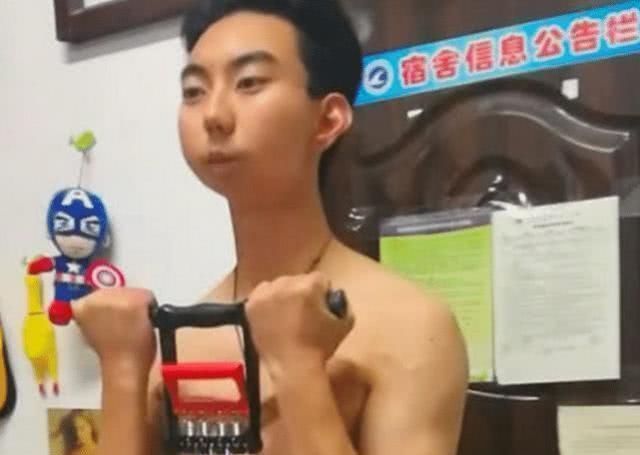 前提|“肌肉男生受欢迎，前提得是你不丑，长得像土拨鼠就别健身了”