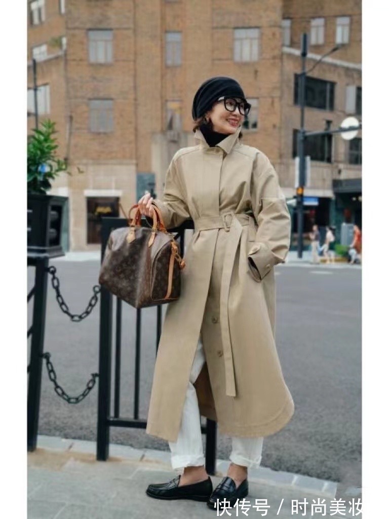 风衣|60岁的女人穿风衣就该这样,看看她们的优雅高级,太洋气了
