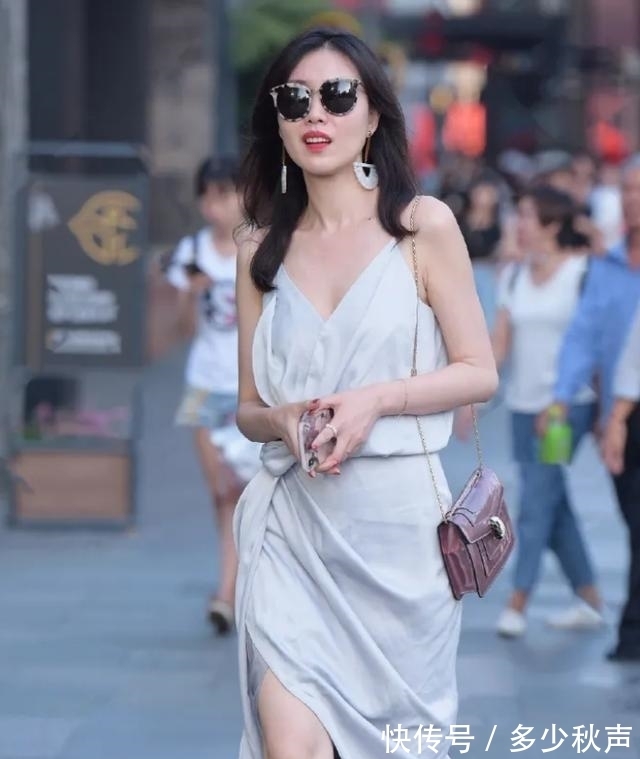 连衣裙 亮色吊带连衣裙,搭配白色时尚高跟凉鞋,动人美感油然而生