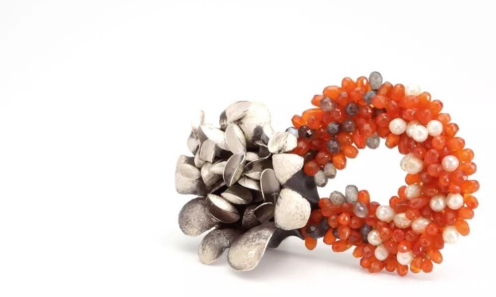 艺术|【艺术】她在珠宝上雕刻不败之花!生命在她的首饰中永生