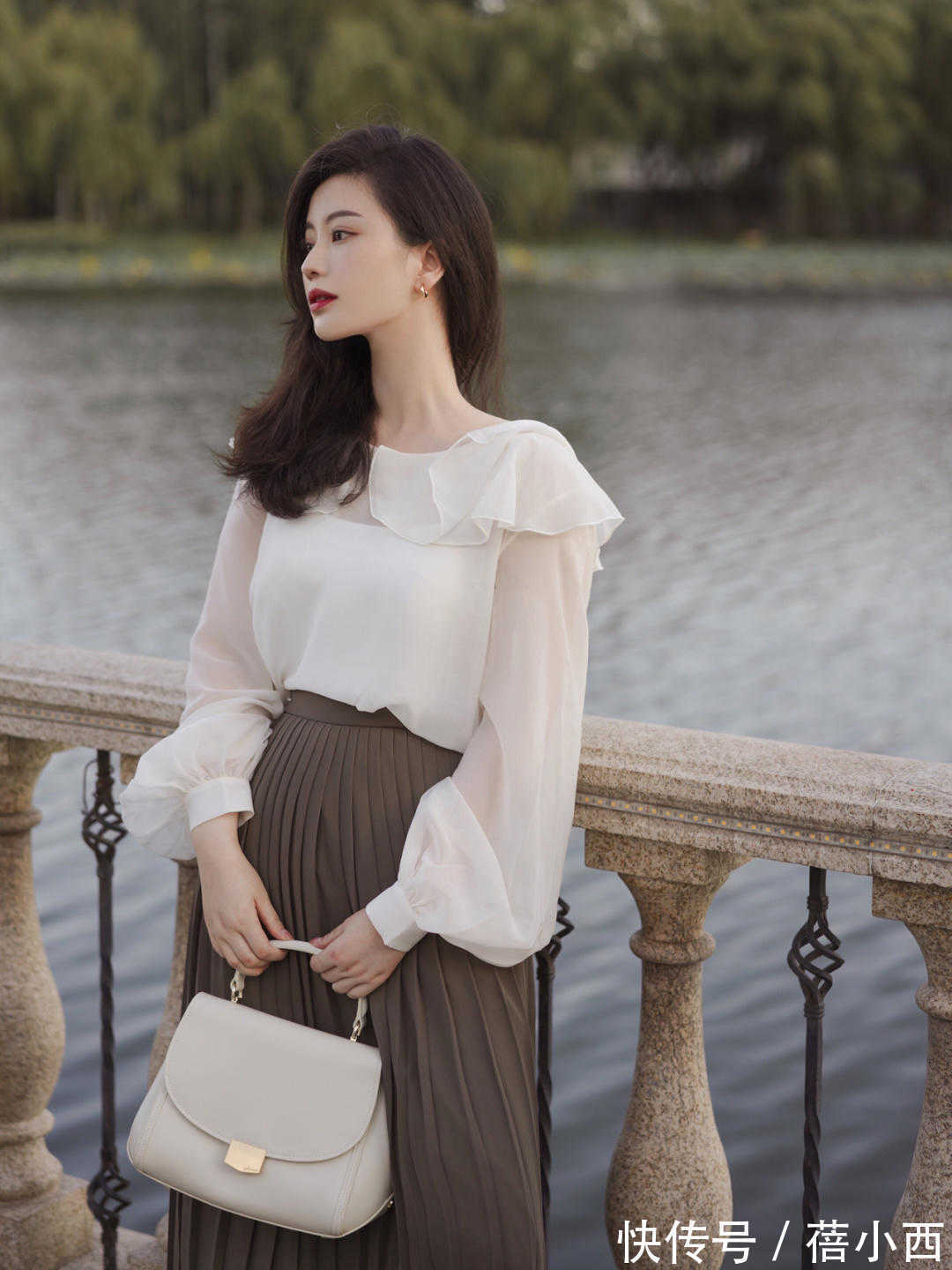 高跟鞋 开春不会穿?选择这4条半身裙就够了,简约高级还时髦,照穿就行