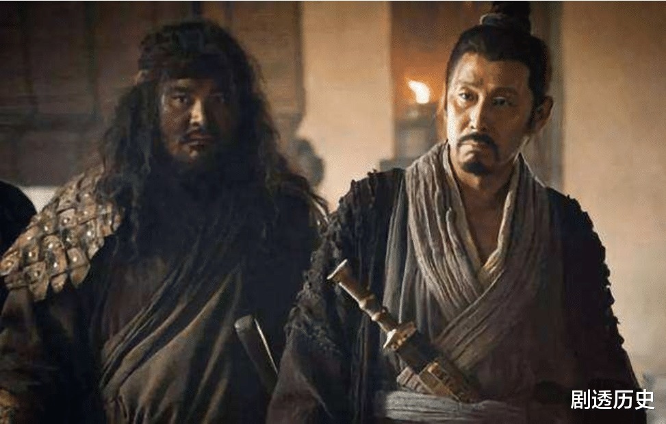 古人穿衣服拖拽到地,看着是挺有仪式感的,