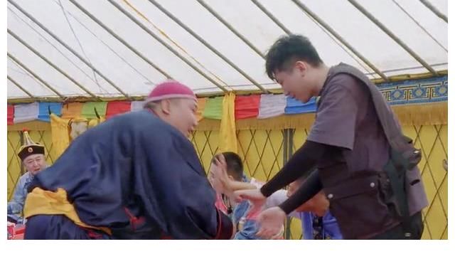 阎鹤祥|德云男团学跳蒙古舞，阎鹤祥摔倒在地，尚九熙的舞姿惊艳全场