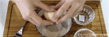 蒸鸡蛋羹,别再加生水了,掌握这3个技巧,鸡蛋羹嫩滑无气孔!