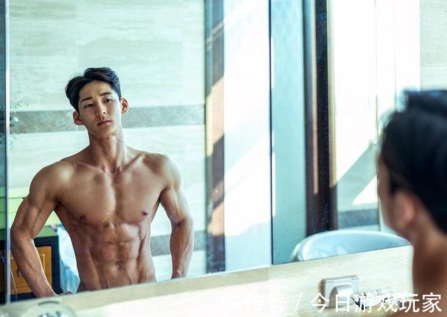 性感|肌肉帅哥上线！性感的小麦色肤色下，有质感的腹肌和人鱼线！