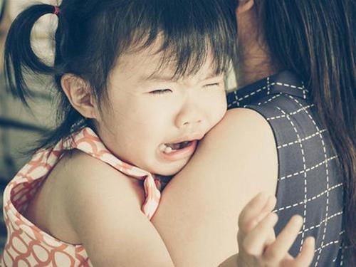 李奶奶|为什么宝宝看到“某个人”会突然大哭?不是迷信,父母要心中有数