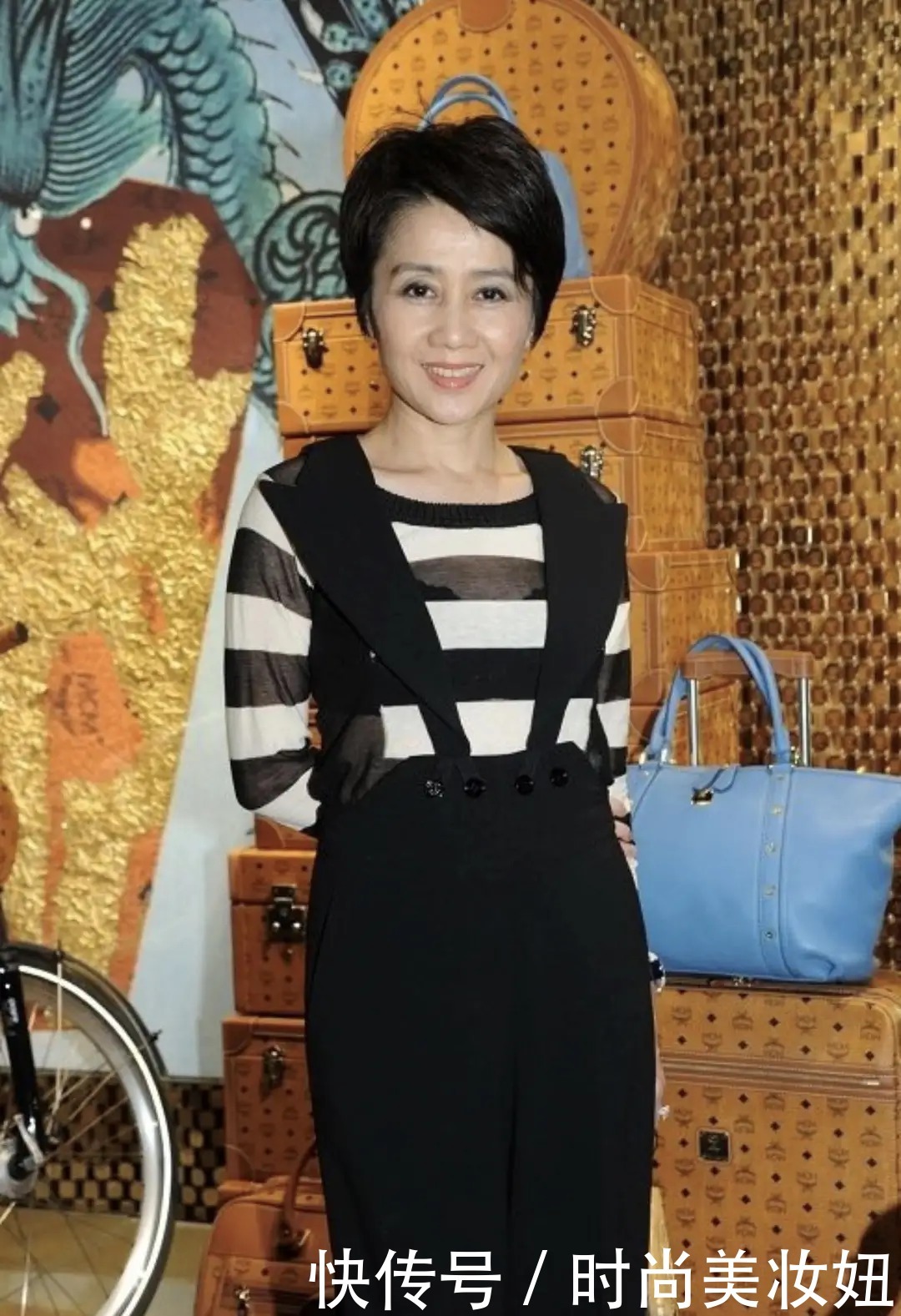 赌王“四太”真没豪门架子,穿杏色针织衫配小脚裤,仍穿出贵妇范