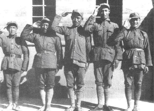 家里|西路军干部和部队失散,沿路乞讨被裁缝救下,后为其家人安排工作