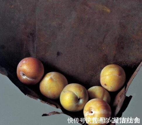 李子!冷军画柿子沾着“石灰”,卖149万不过瘾,改画李子,却卖200万