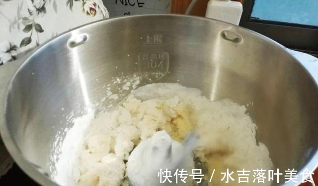 自己在家做面包，加核桃、腰果、芝麻、葡萄干、大枣等，营养十足！