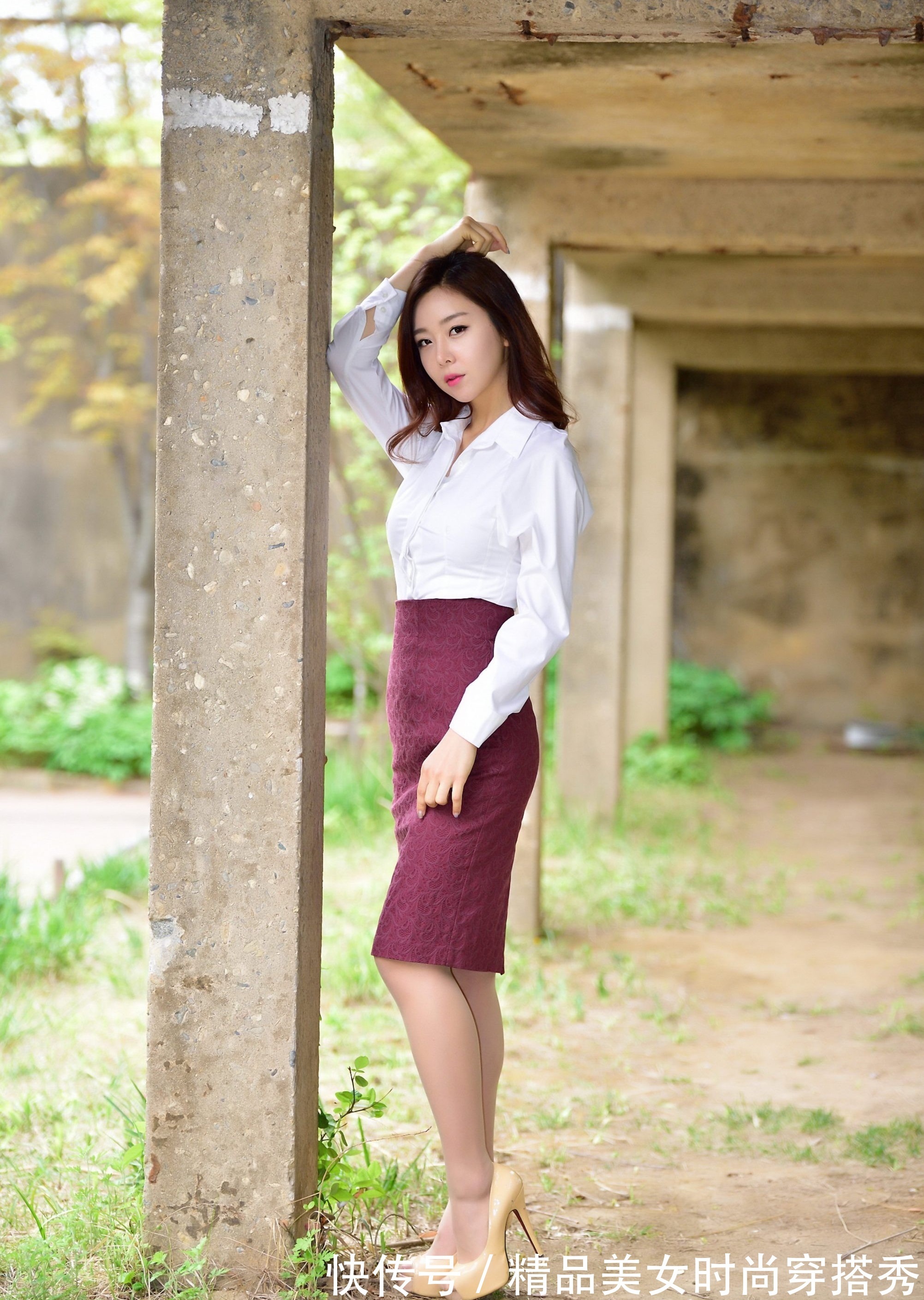 百搭 白色衬衫搭配高腰的枣红色半身裙,时尚吸睛,走起路来优雅从容