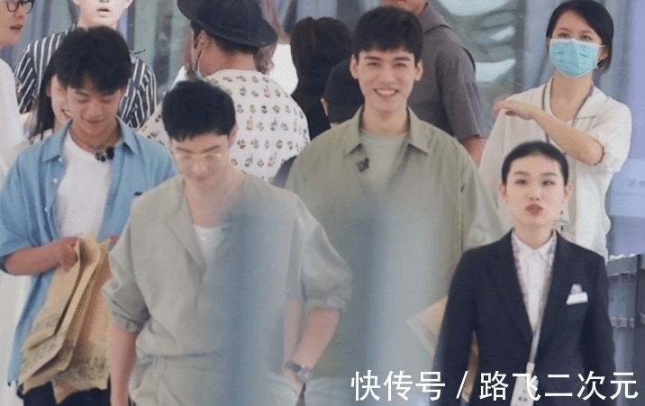 路透|丁真与周也采购后,又被拍到与姚安娜逛超市,两人体型差以为看错