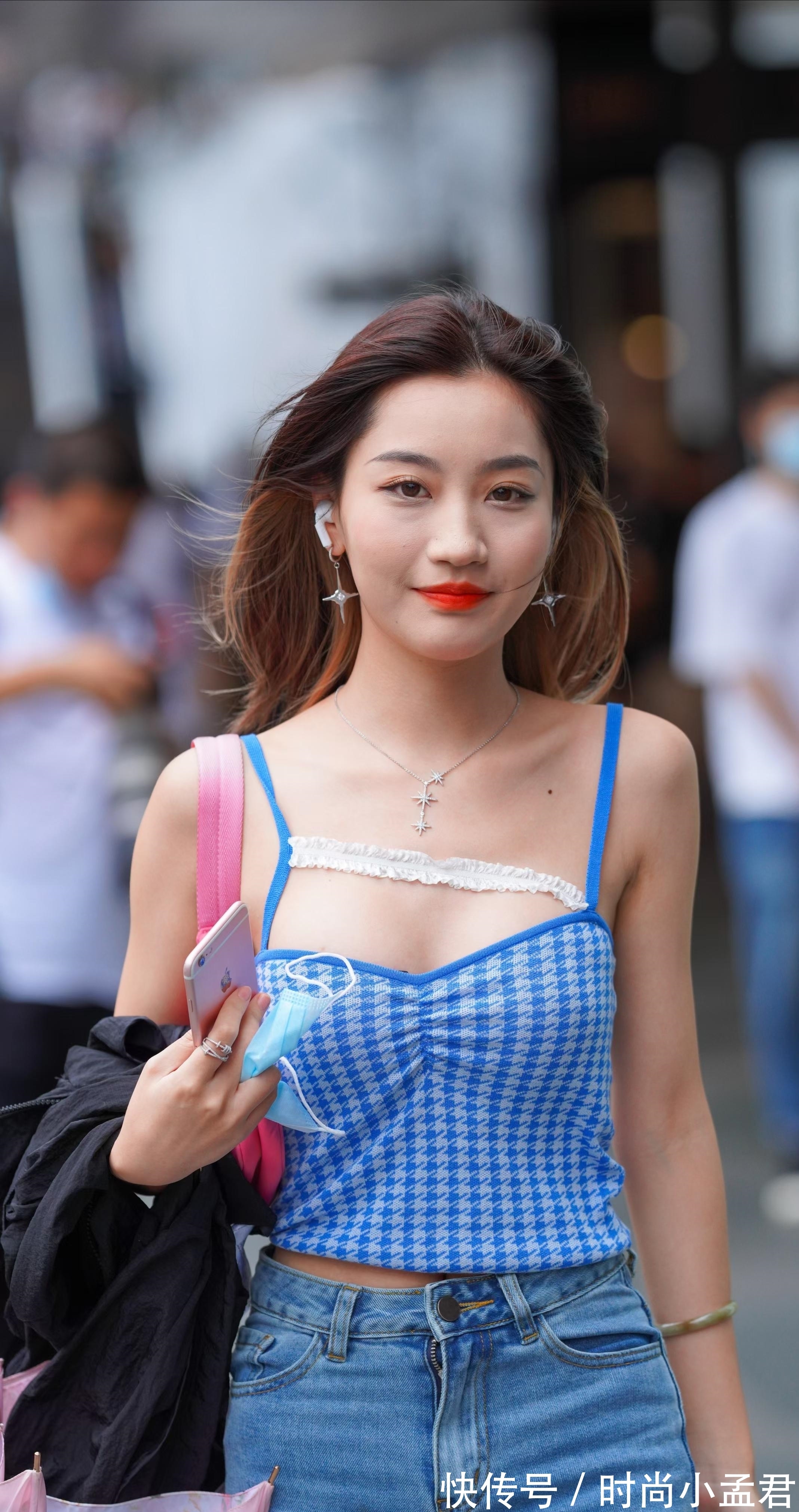 格纹|蓝色格纹吊带搭配毛边牛仔裤,时尚修身还显白,打造温柔甜美形象