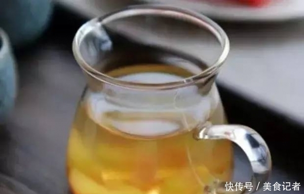 绿茶|天然的“祛湿王”是它，坚持每天喝一点，排出湿毒，小肚腩不见了