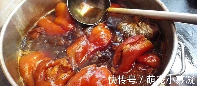 炒糖色，先放冰糖就错了，多做1步，糖色红亮诱人，不发黑不发苦
