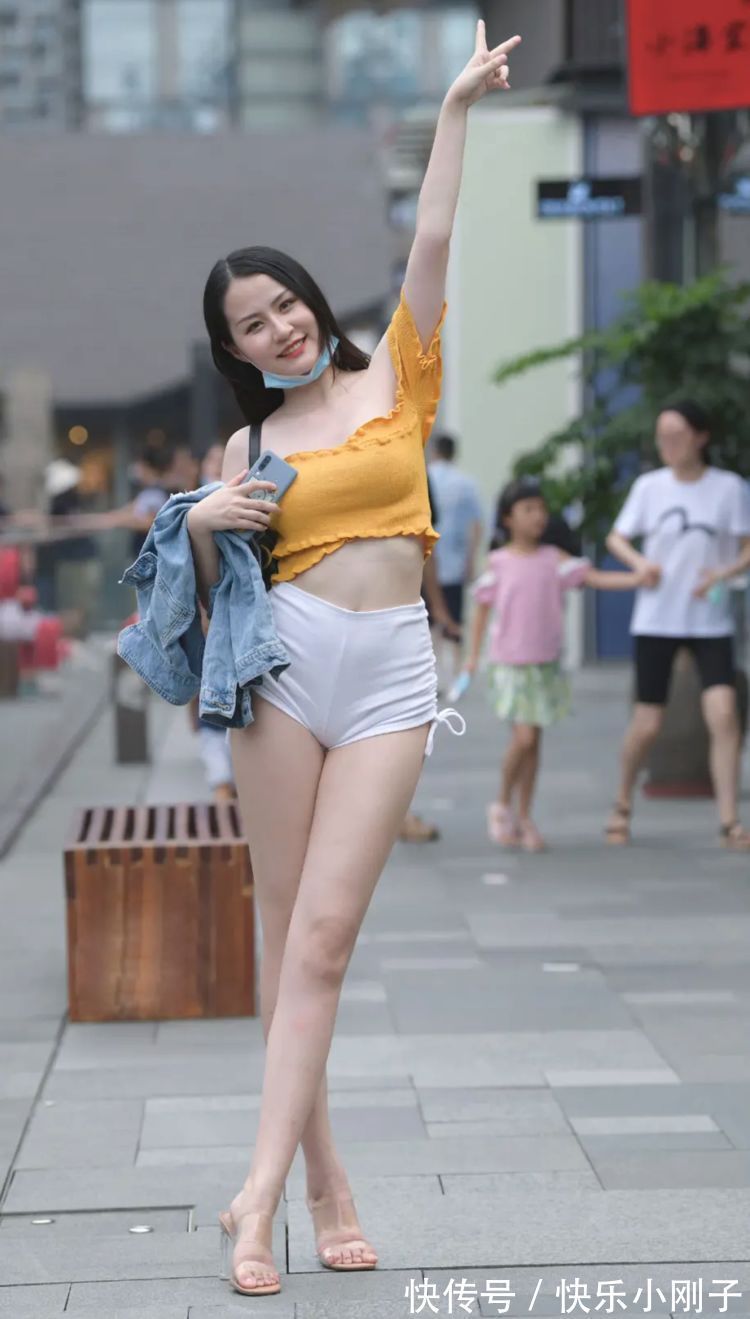 针织衫 小姐姐身穿黄色针织衫搭配白色短裤,青春靓丽