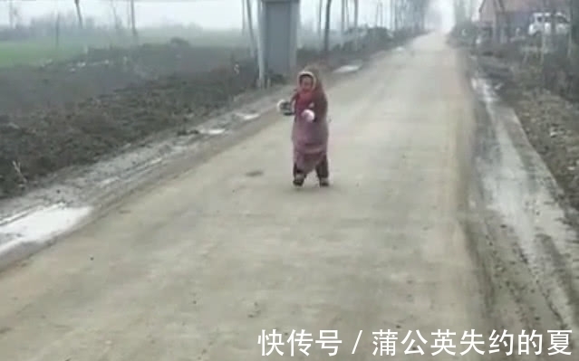 宝宝|“保暖奶奶”带娃走红,几日不见萌娃已变成“小老太婆”的模样