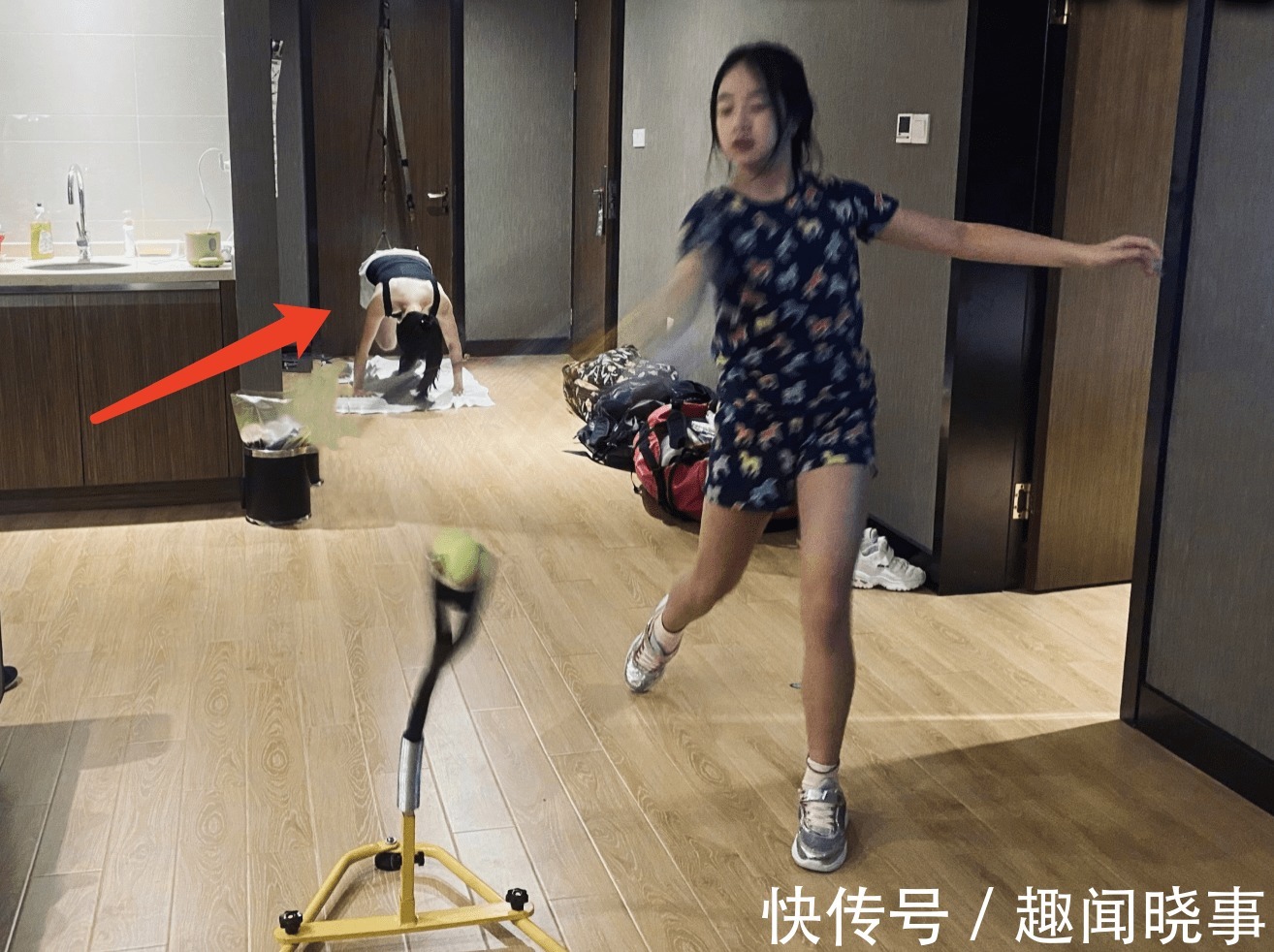 吳尊曬一家四口隔離生活，把酒店變游樂場(chǎng)，打網(wǎng)球烤披薩好充實(shí)