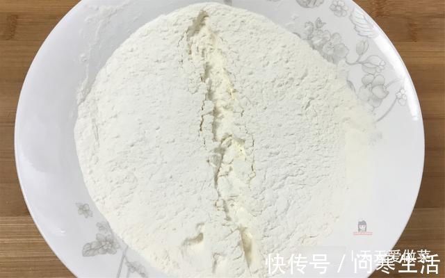 彩虹|一棵白菜，两碗面，烙出皮薄大馅，香喷喷的白菜饼，真香