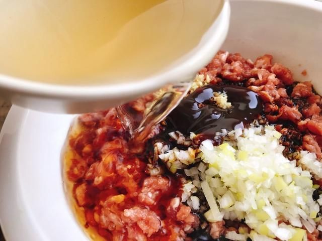 搅拌均匀|头伏到吃饺子，分享8种饺子馅的调法，有荤有素，鲜嫩营养又多汁