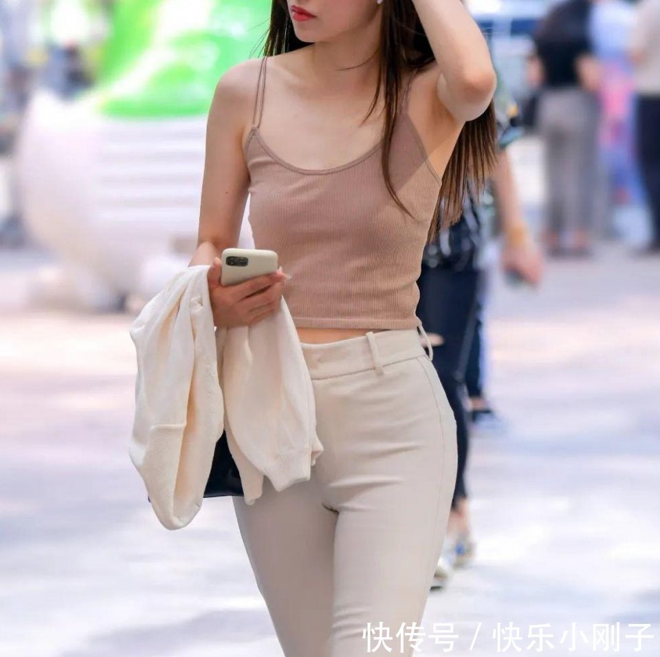 耐看|撩头发的动作实在是太迷人了,不会第一眼就吸引你,但非常耐看