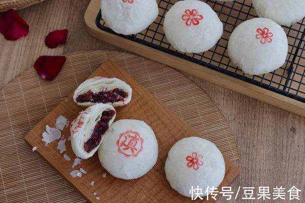 自制云南鲜花饼，层层起酥，花香浓郁，治愈整个秋天