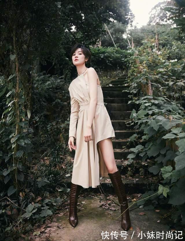 郁可唯|郁可唯的身材真好!白色衬衫搭配绿色马甲,线条可太完美了!