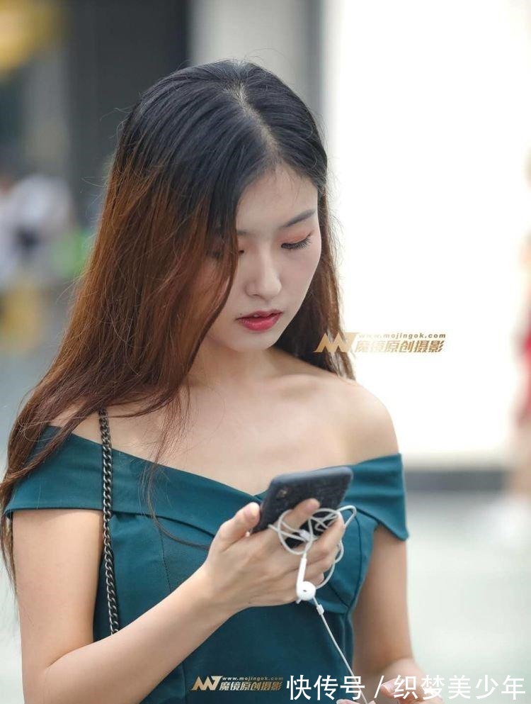 连衣裙|街拍 小姐姐穿蓝绿色露肩连衣裙出街, 宛如一阵清新的海风!
