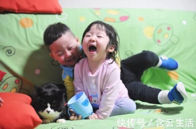 二宝|刚出生的小宝贝一直哭闹,姐姐的做法让妈妈笑翻,网友:两个活宝