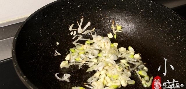 一道家常千张炒菠菜,清淡少油,步骤简单,特地道的农家菜