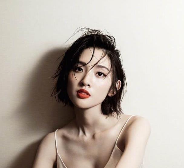 五官 女人脸上有这4个标志,很适合剪“短发”发型,瘦脸又显气质