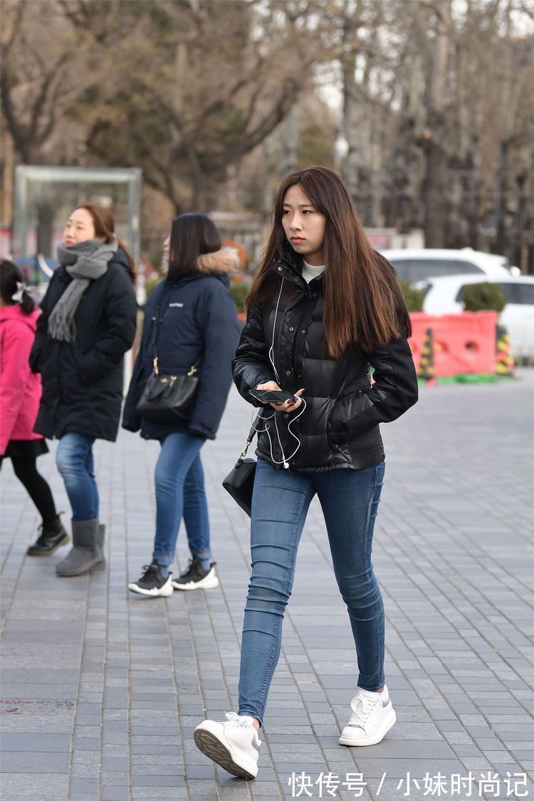 搭配 街拍:美女牛仔裤搭配短款羽绒服,身材高挑,这才是生活中的时尚