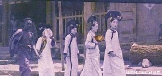 婉容|晚清绝版老照片慈禧向人群挥手,溥仪保镖因与婉容有染臭名昭著