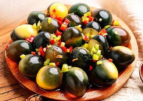 同样是皮蛋，有黑点和无黑点哪个好？差距很大，别胡乱瞎买！