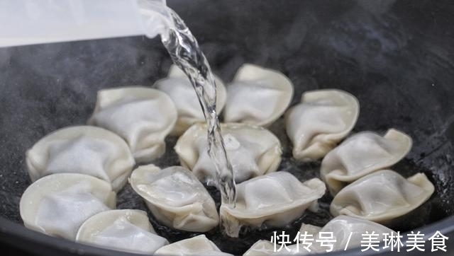 吃饺子不用水煮,加鸡蛋煎一煎,营养翻倍味道好,孩子天天点名要