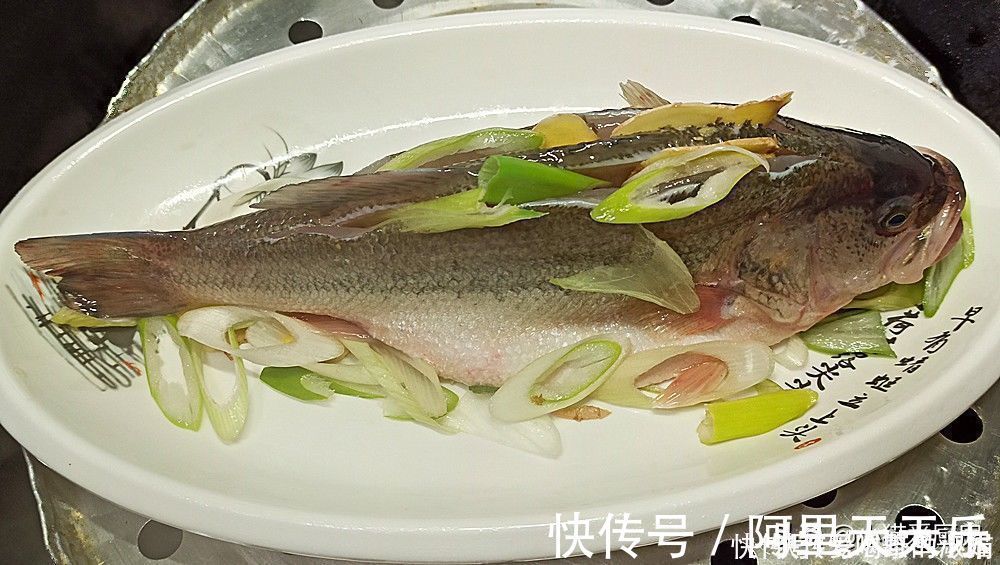 清蒸|清蒸鲈鱼就爱这种做法,又快又简单,鱼肉鲜嫩细腻,年夜饭做来吃