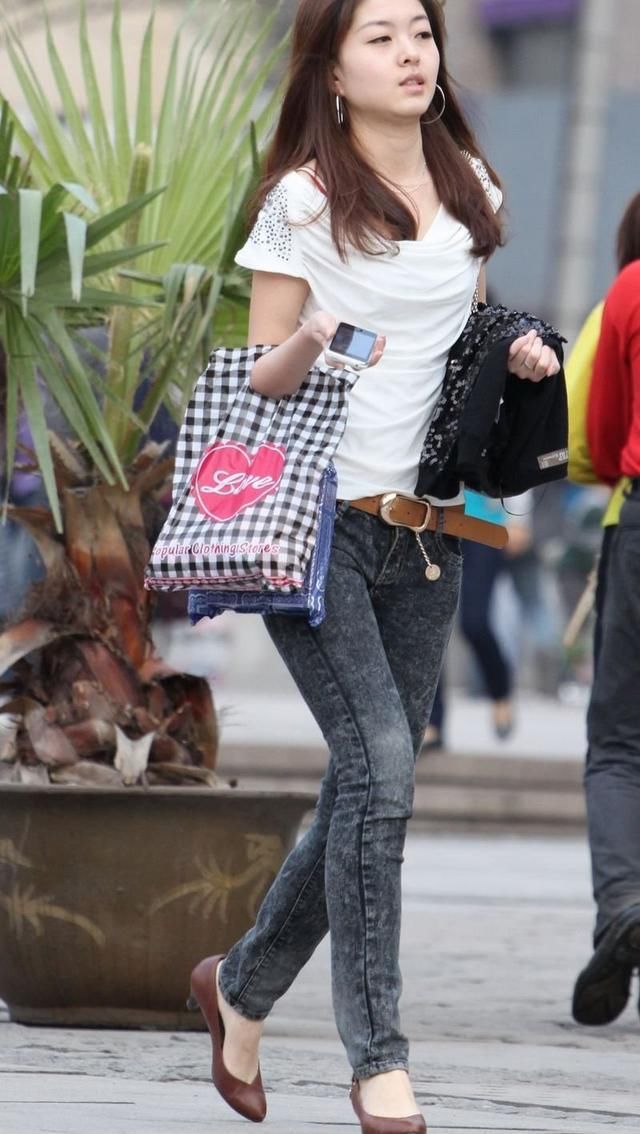 精美大气又非常清爽的感觉，牛仔裤展现简洁的休闲风格，看起来更有格调