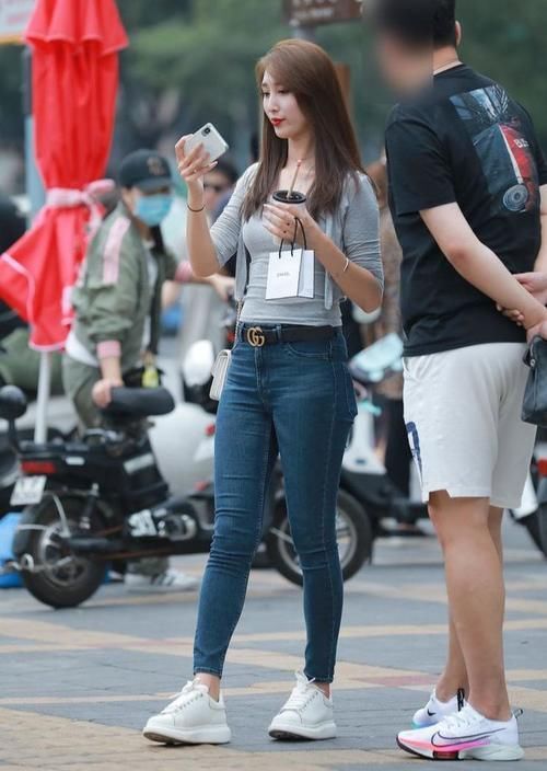 青春时尚 女神青春时尚,怎么穿才更美?牛仔裤是最佳方案!