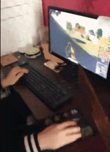 |搞笑GIF:大哥你这样拿蛋糕回去会不会被打