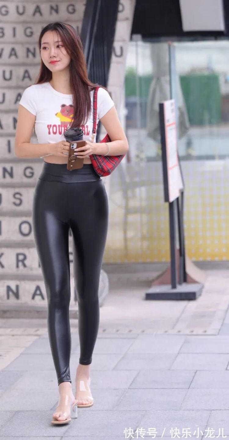 紧身皮裤 紧身皮裤时髦又显身材,就是不透气,一般人驾驭不了