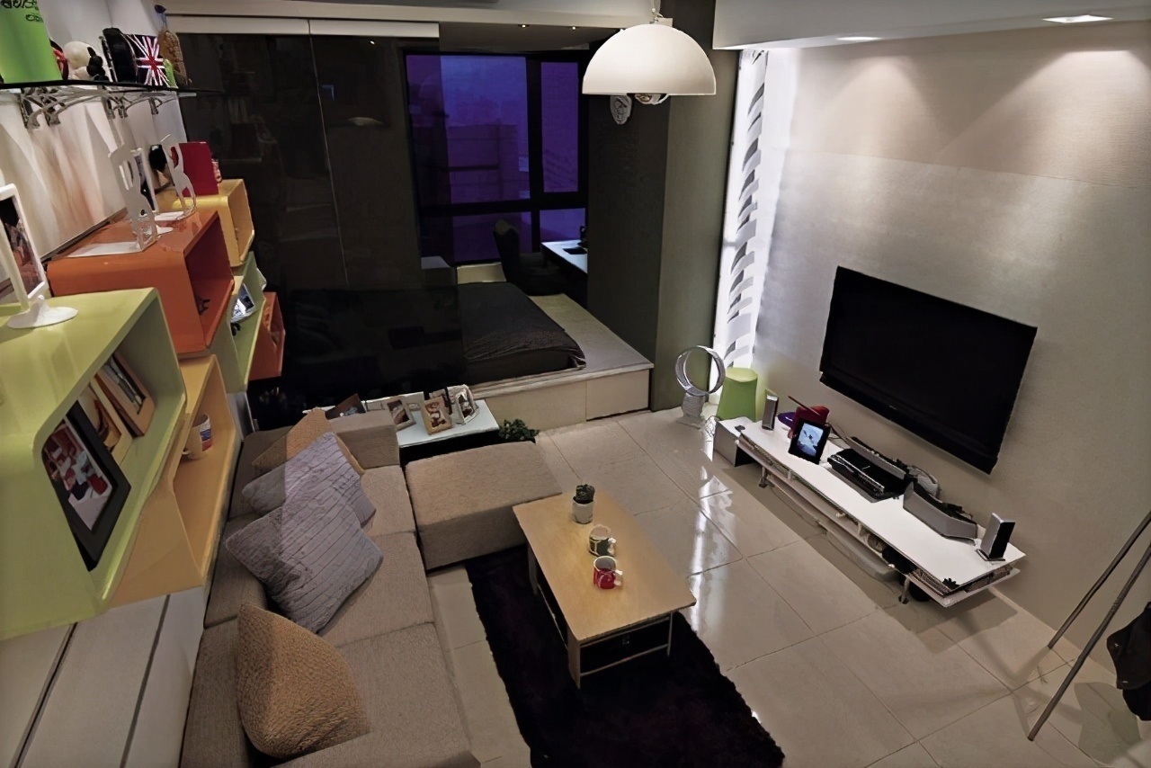 电视背景墙|38㎡小公寓阳台改主卧,挑高加出次卧,隐形楼梯很奇妙,真棒!