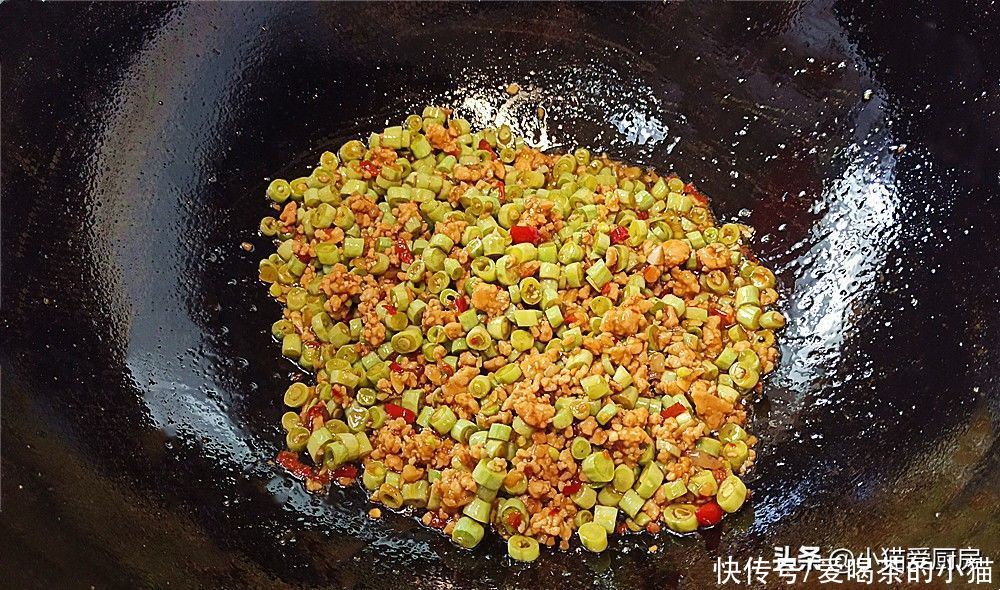 肉末|教你“肉末豆角”这么做，成菜酸甜微辣，用它来下饭相当的过瘾