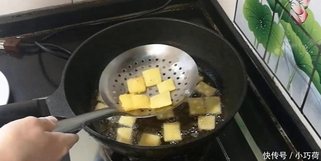 筷子|小米里加1个鸡蛋, 筷子一搅, 简单一揉一擀, 一出锅孩子抢着吃